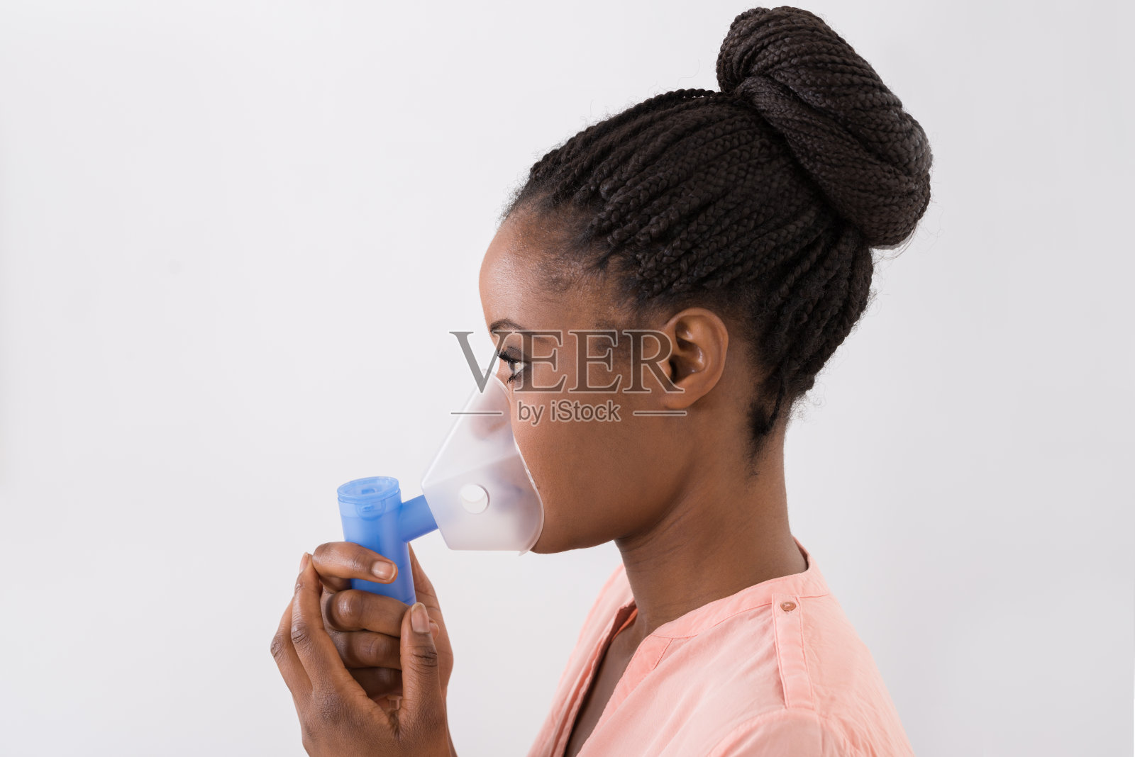 年轻女子使用氧气面罩照片摄影图片