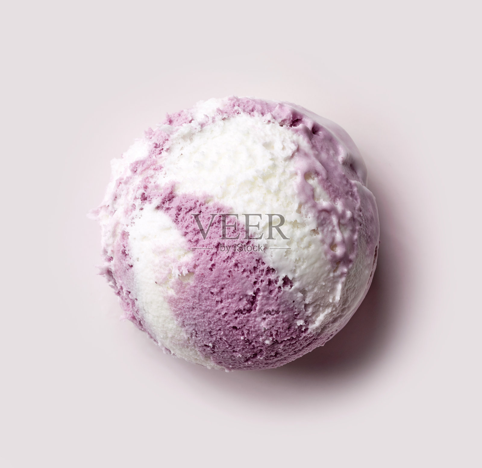香草和蓝莓冰淇淋球照片摄影图片