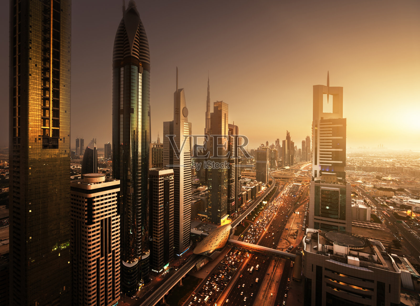 日落时分的迪拜天际线，阿拉伯联合酋长国照片摄影图片