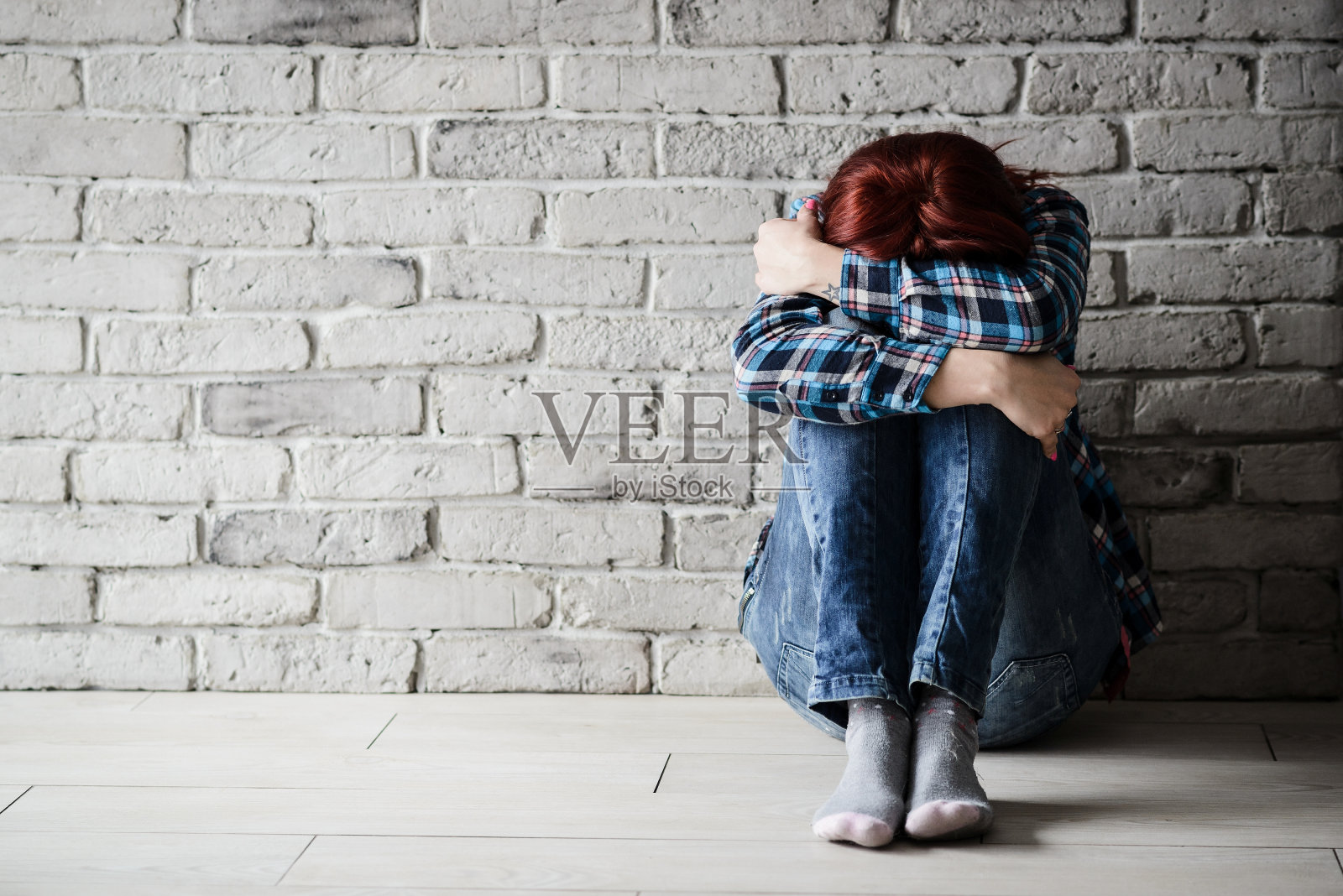 沮丧的年轻哭泣的女人-受害者照片摄影图片