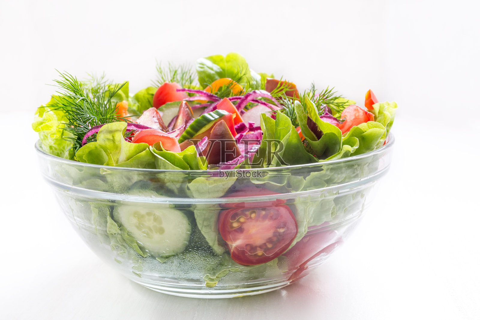 白色背景上的一碗健康蔬菜沙拉照片摄影图片