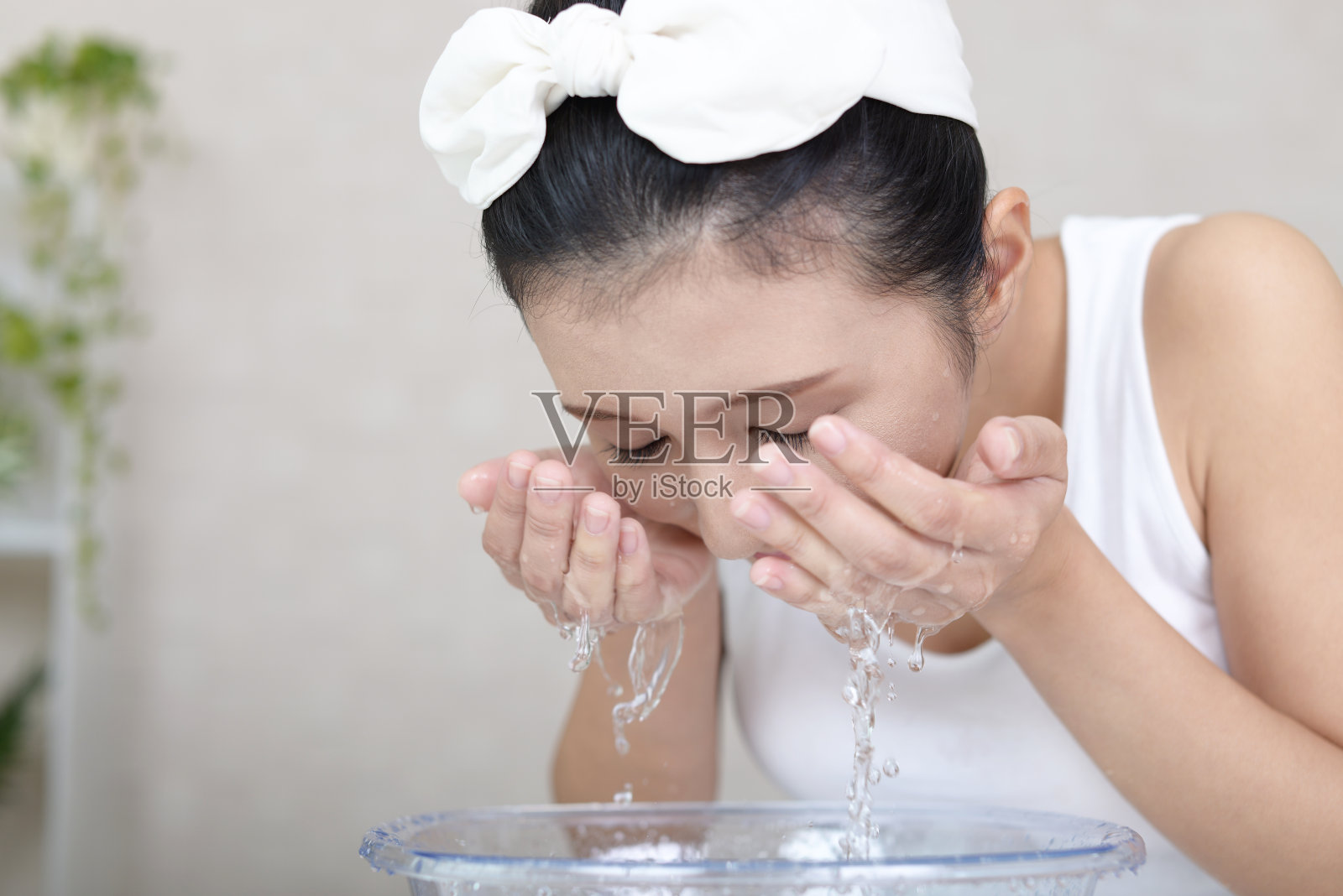 洗脸的女人照片摄影图片