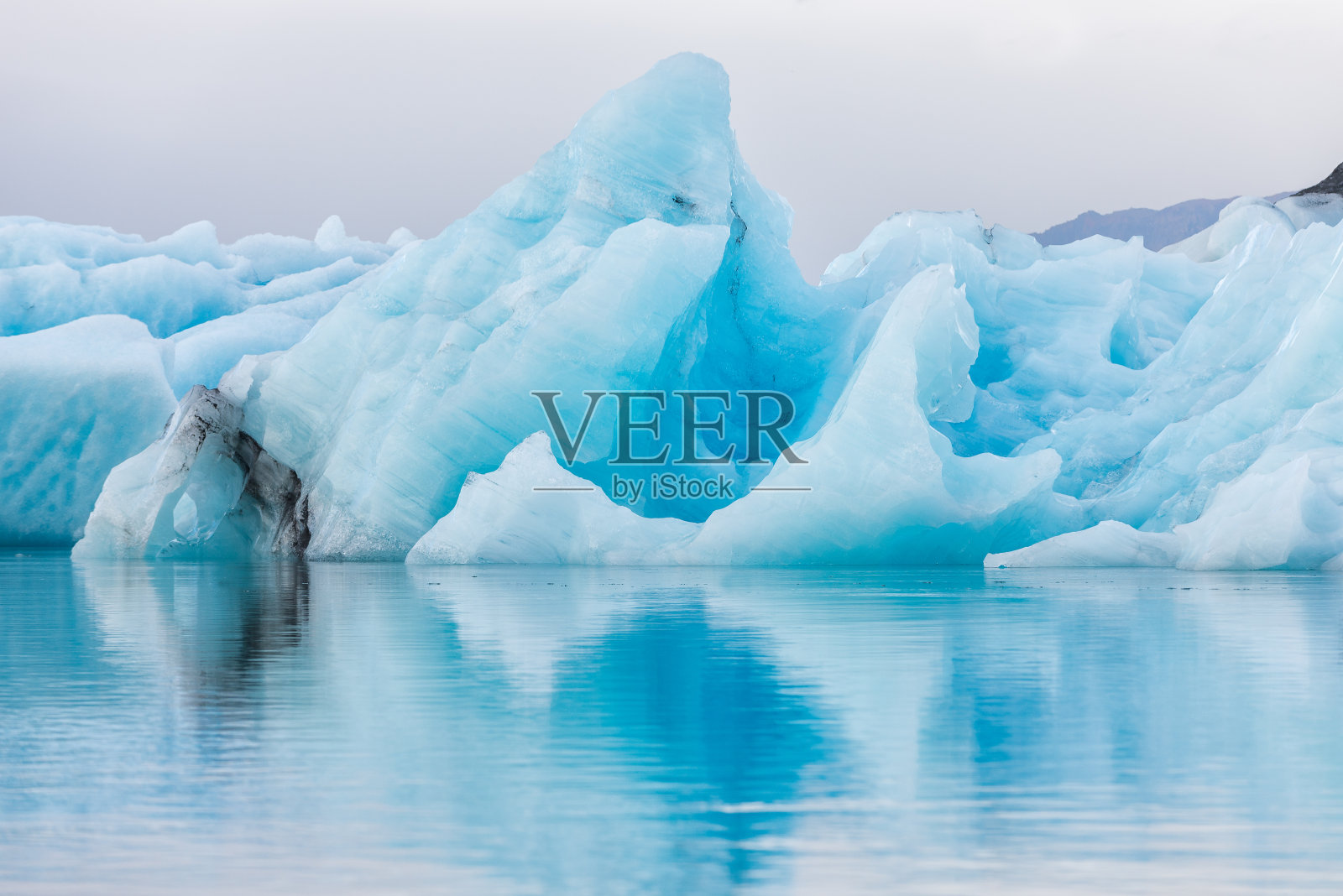 冰山在冰泻湖的详细视图- Jokulsarlon，冰岛。照片摄影图片