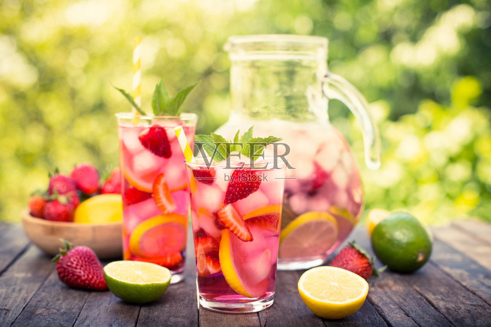 粉红色的柠檬水，柠檬，酸橙和草莓照片摄影图片