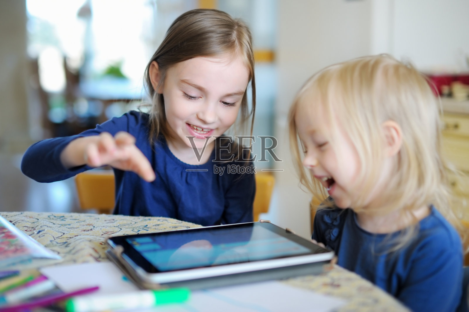 两个小妹妹在玩数码平板电脑照片摄影图片