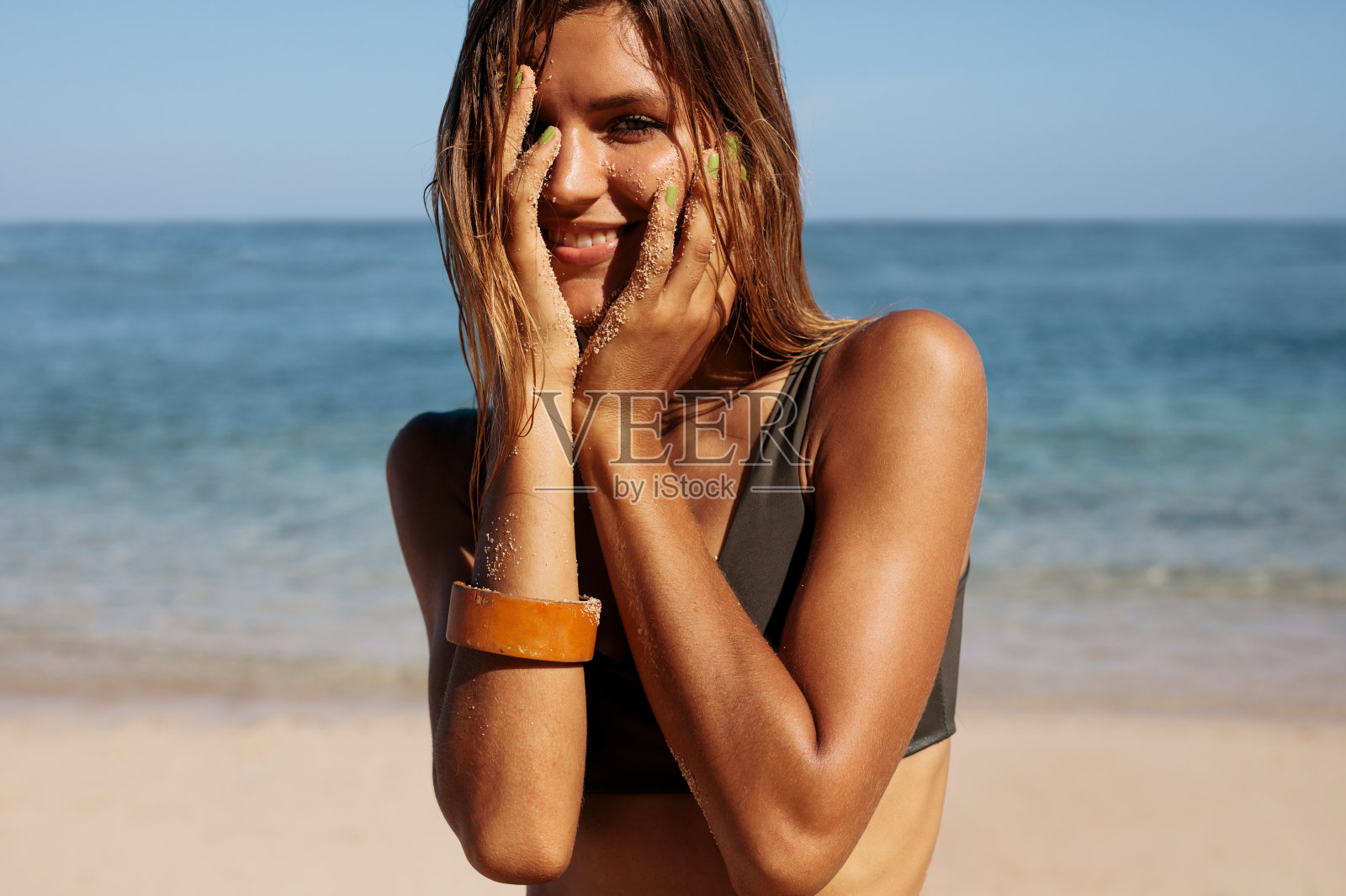 在海滩上快乐的女人比基尼模特照片摄影图片