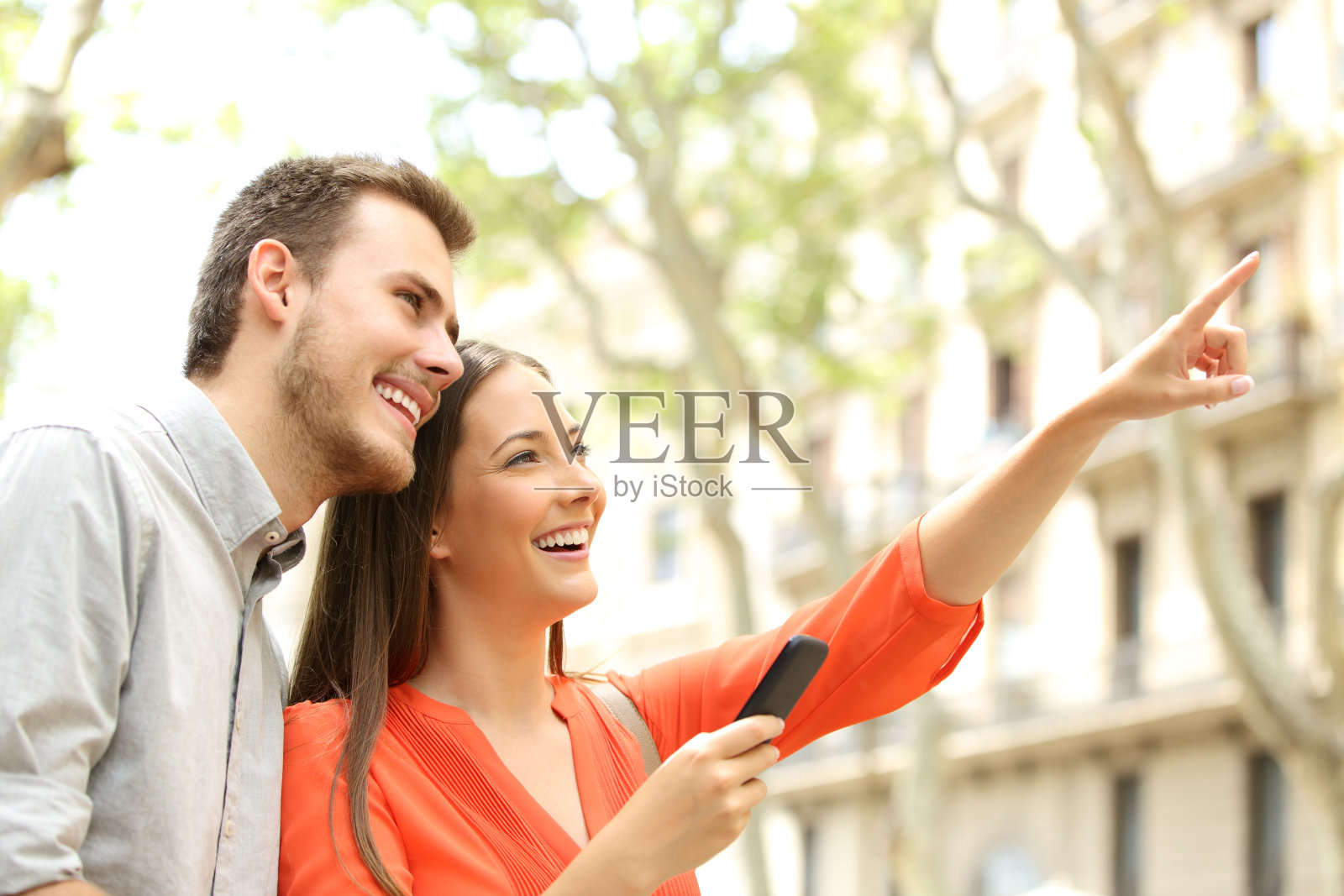 一对幸福的夫妇在街上寻找家照片摄影图片