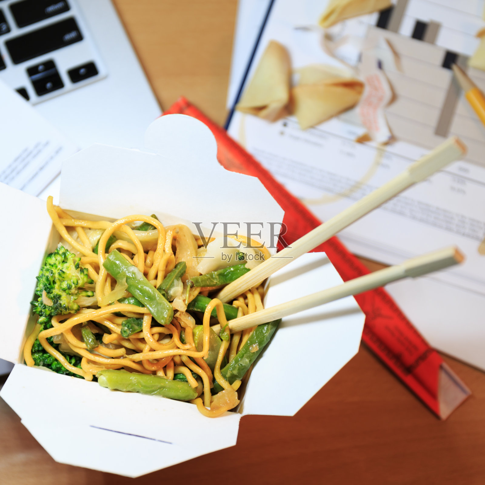 桌上放着中餐盒。在办公室吃饭。加班的概念。照片摄影图片