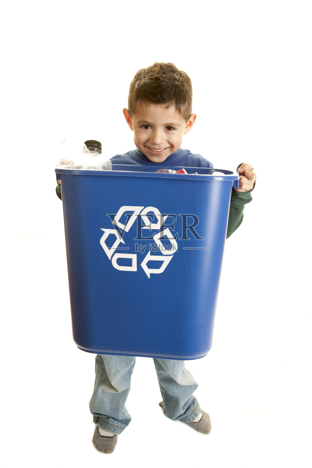 绿色环保:西班牙小男孩拿着满的垃圾桶照片摄影图片