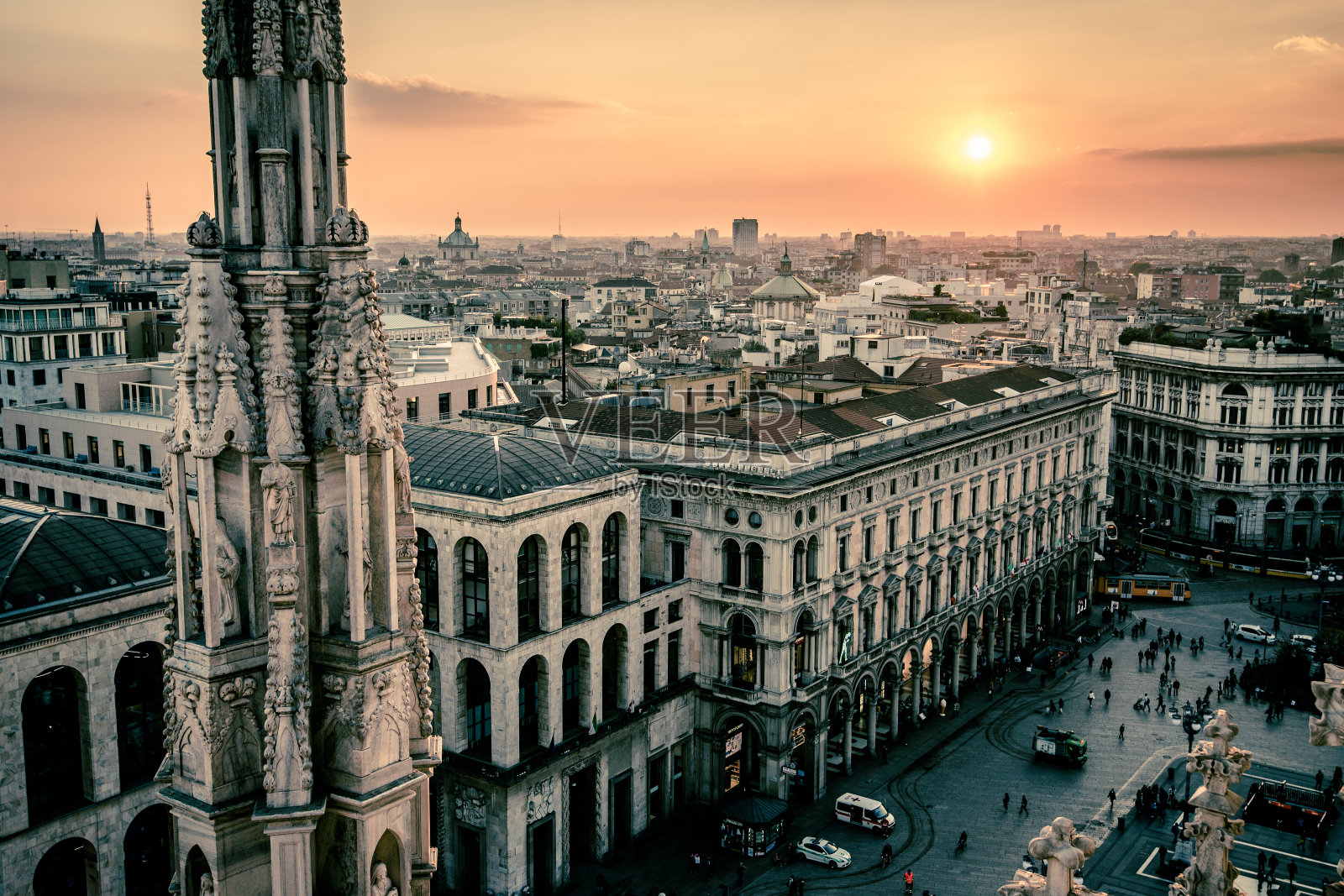 黄昏时分，从大教堂的屋顶露台上可以欣赏到米兰城的美景照片摄影图片