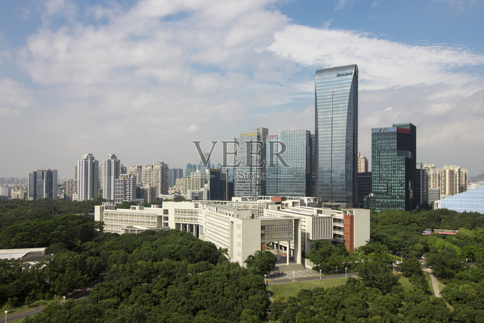 蓝天下的深圳大学和腾讯大厦照片摄影图片