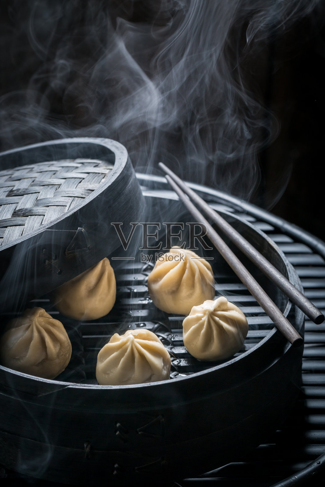 在蒸笼里享受你的中国饺子吧照片摄影图片