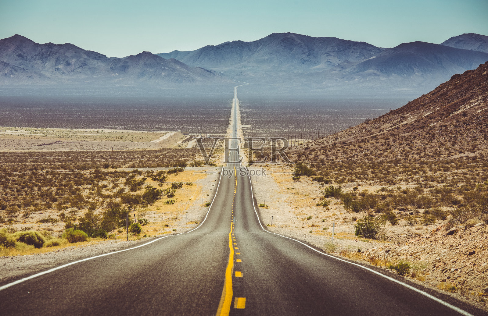 在美国西南部，无尽的笔直的道路照片摄影图片