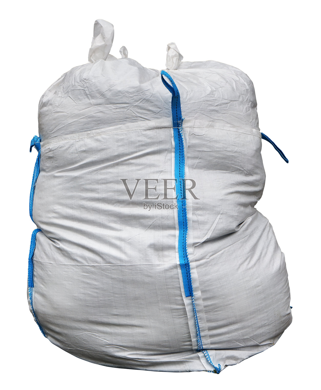 装建筑废料的大袋子是用白色合成麻袋制成的，上面有用于运输的蓝色环。孤立的补丁照片摄影图片