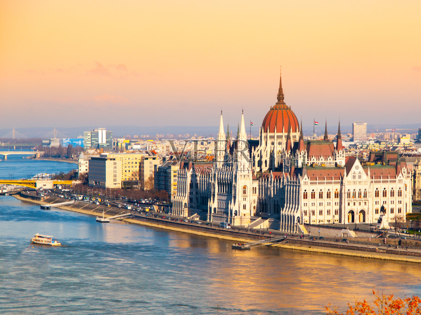 匈牙利首都布达佩斯多瑙河岸边的匈牙利议会历史建筑照片摄影图片