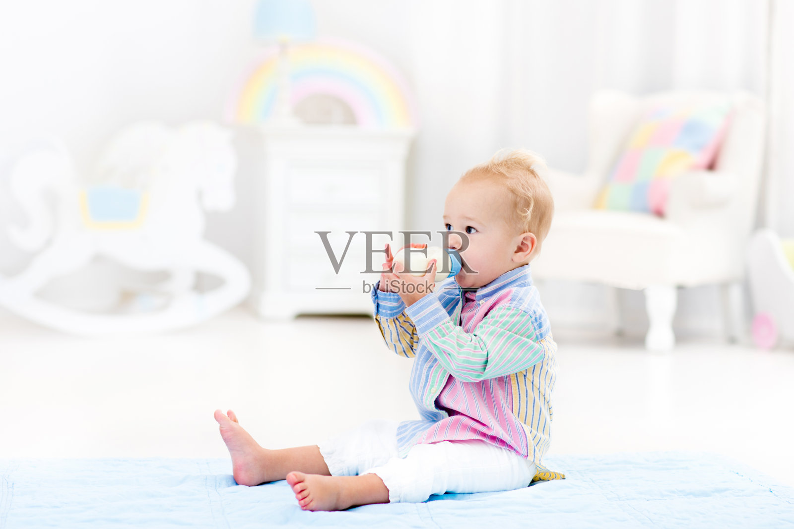 男婴用奶瓶喝牛奶或配方奶粉照片摄影图片