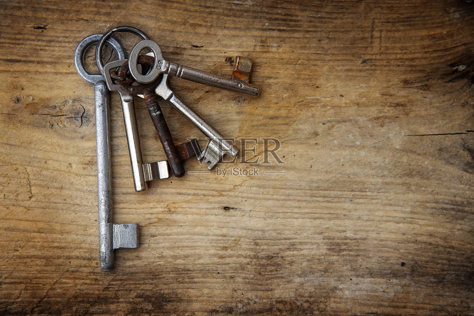 一串旧钥匙，木头，拷贝空间照片摄影图片