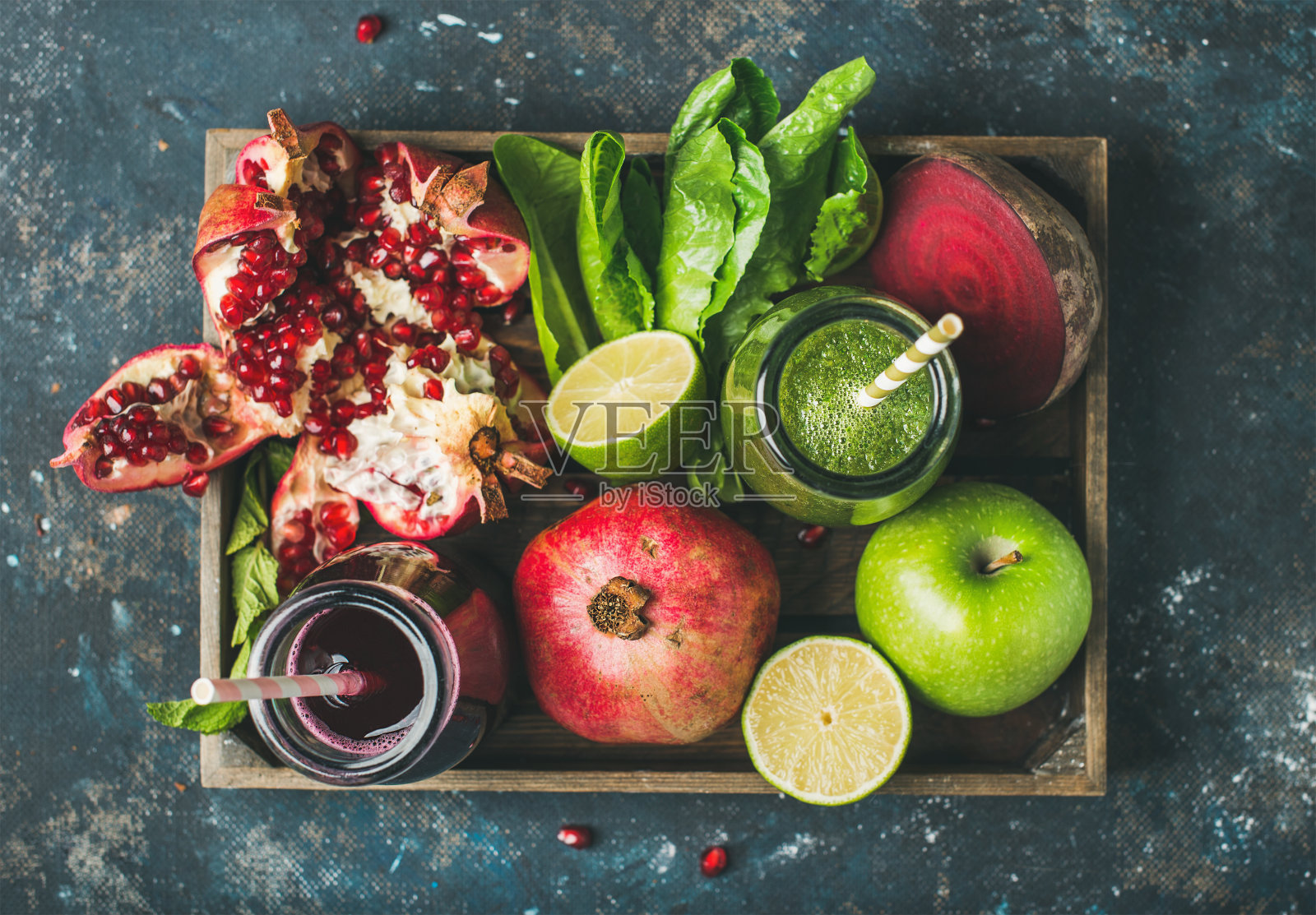 绿色，紫色的新鲜果汁与水果，绿色，蔬菜托盘照片摄影图片