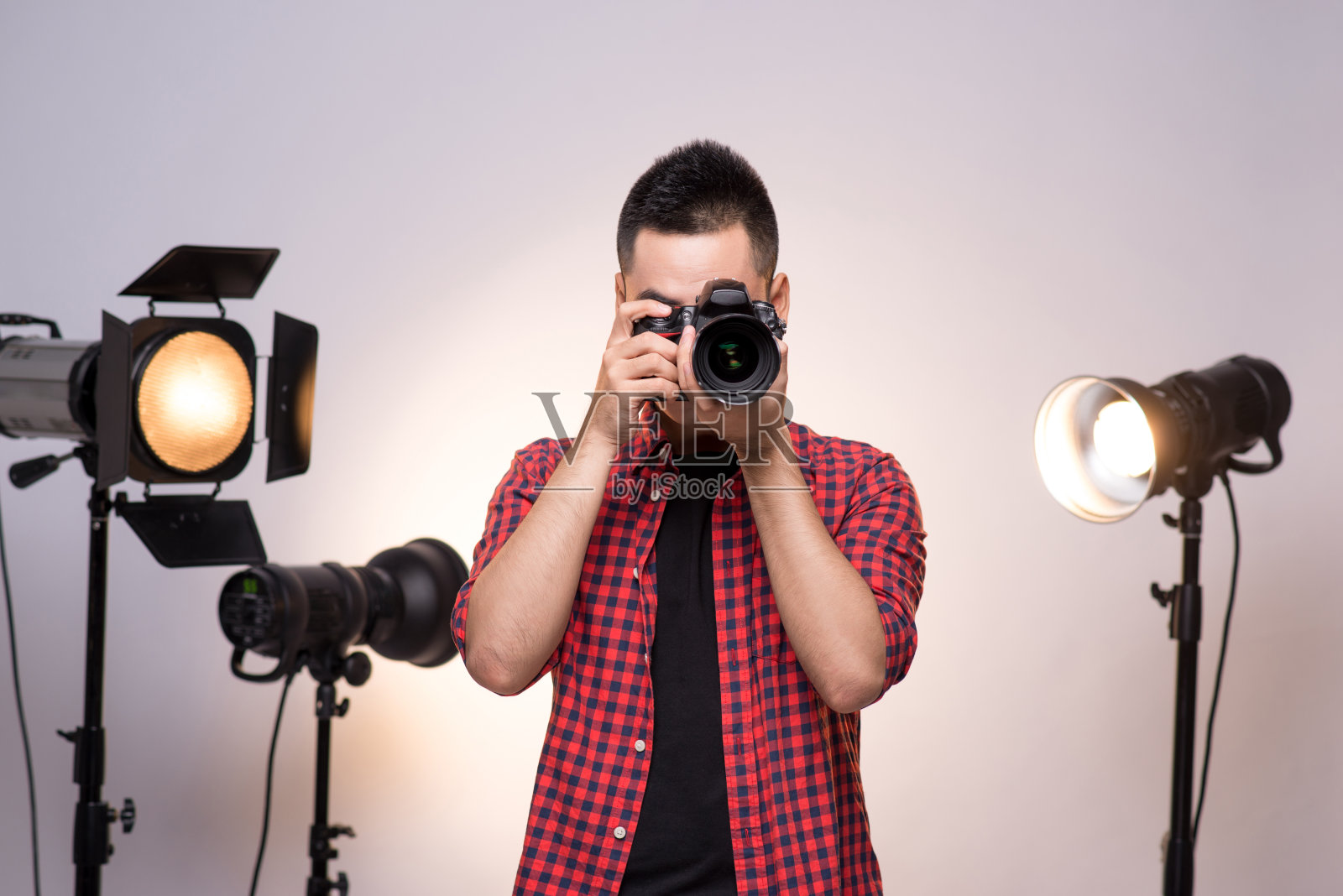 肖像自信的年轻专业摄影师照片摄影图片