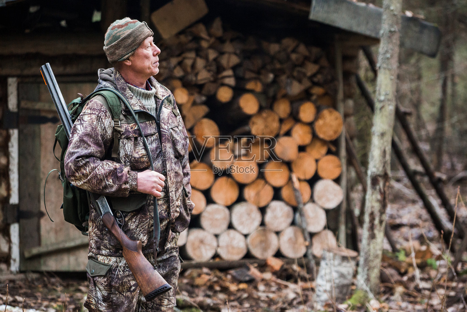 森林里的男性猎人照片摄影图片