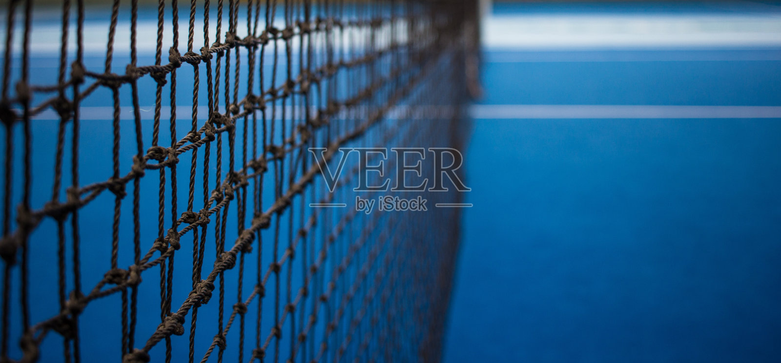 网球网和蓝色场地。照片摄影图片