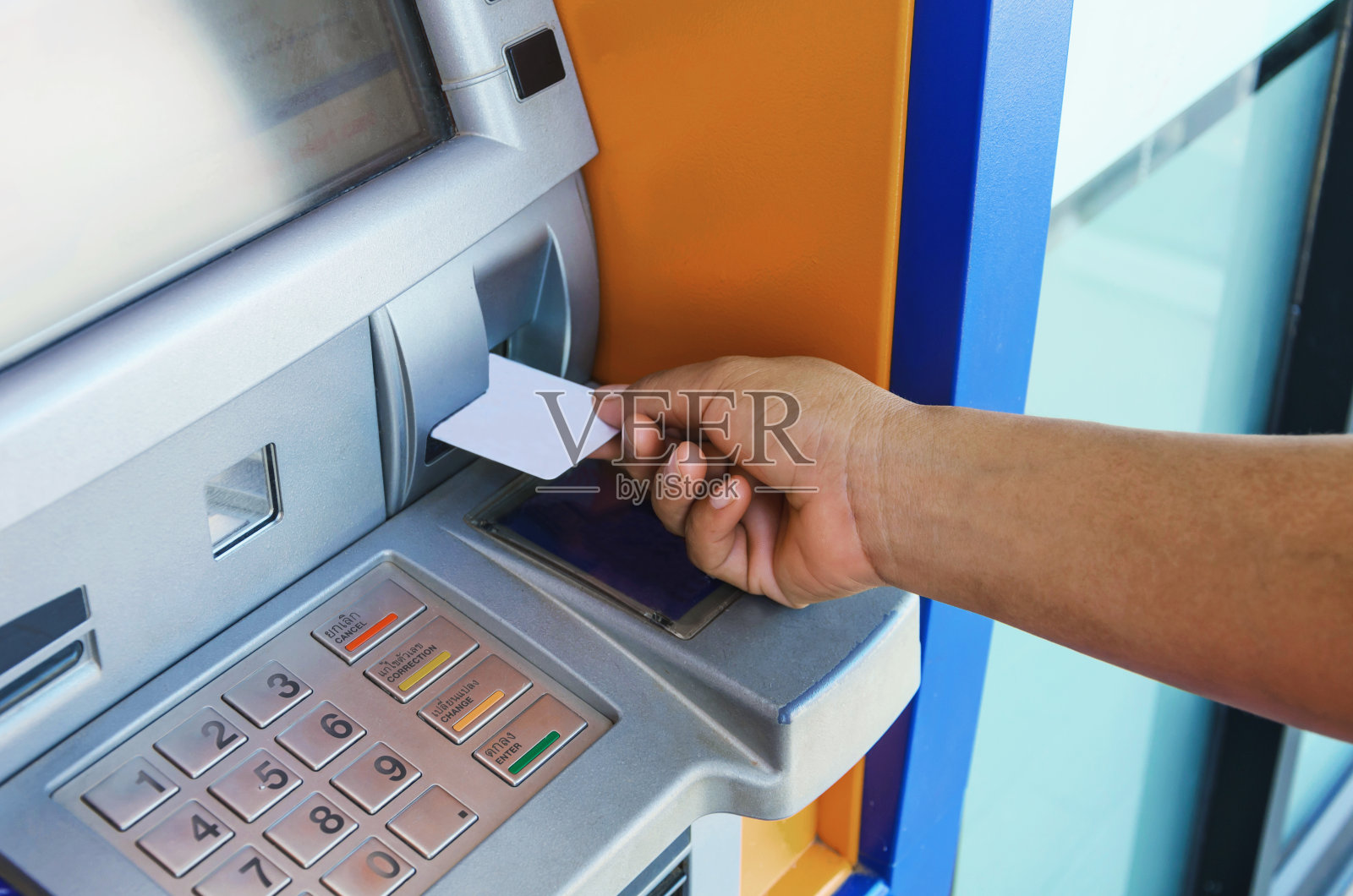 女性手将ATM卡插入ATM银行照片摄影图片