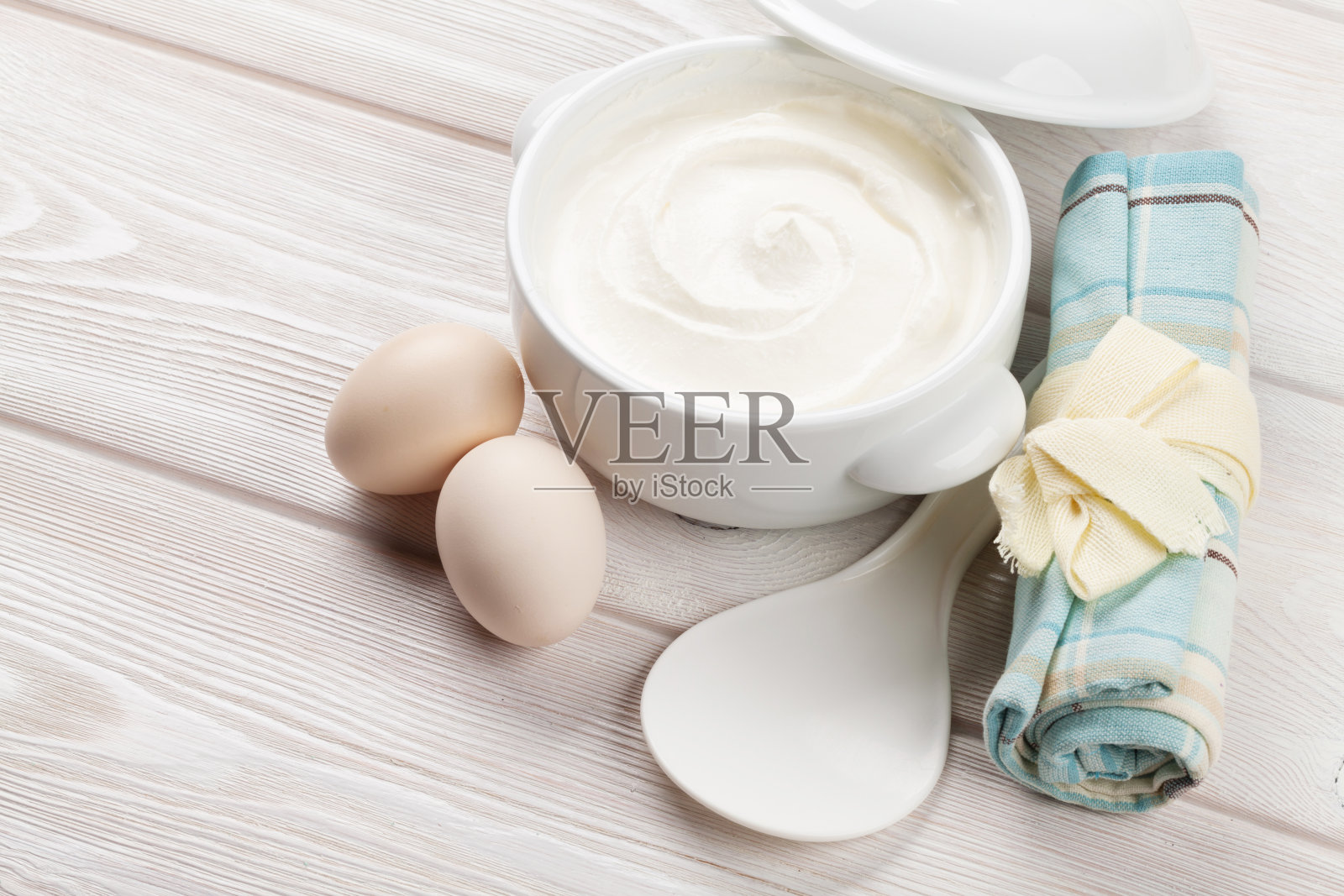 碗里放酸奶油和鸡蛋照片摄影图片