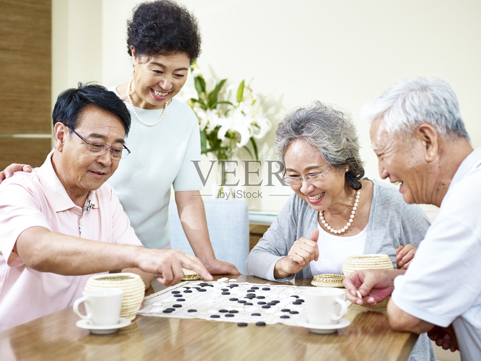 亚洲老年人玩围棋照片摄影图片