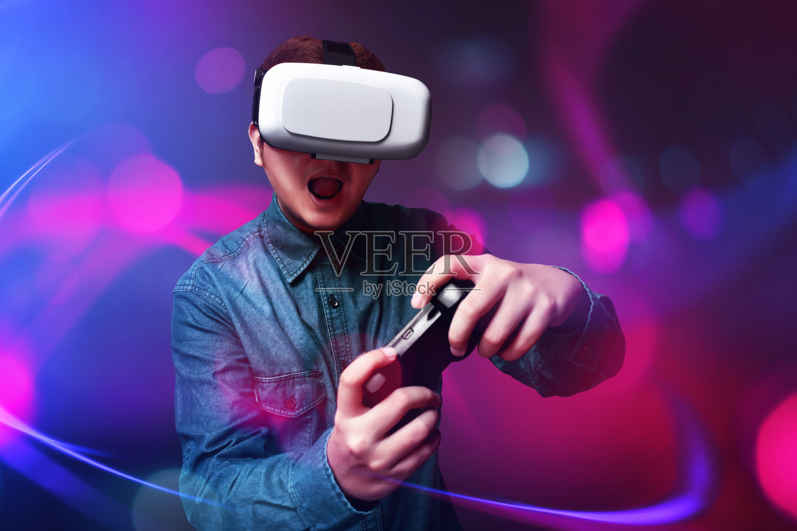 戴着虚拟现实头盔玩电子游戏的男人插画图片素材