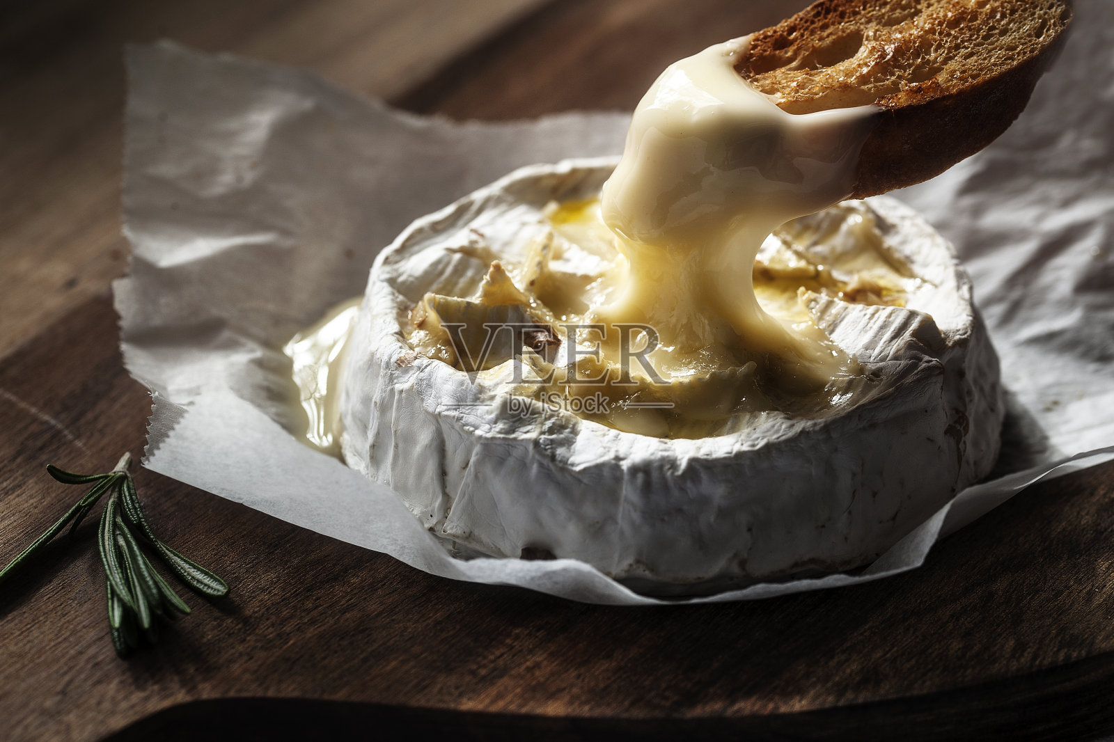 烤卡门贝尔奶酪配吐司和迷迭香照片摄影图片