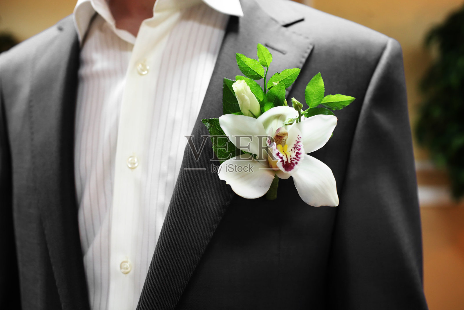 新郎西装上的婚礼胸花照片摄影图片