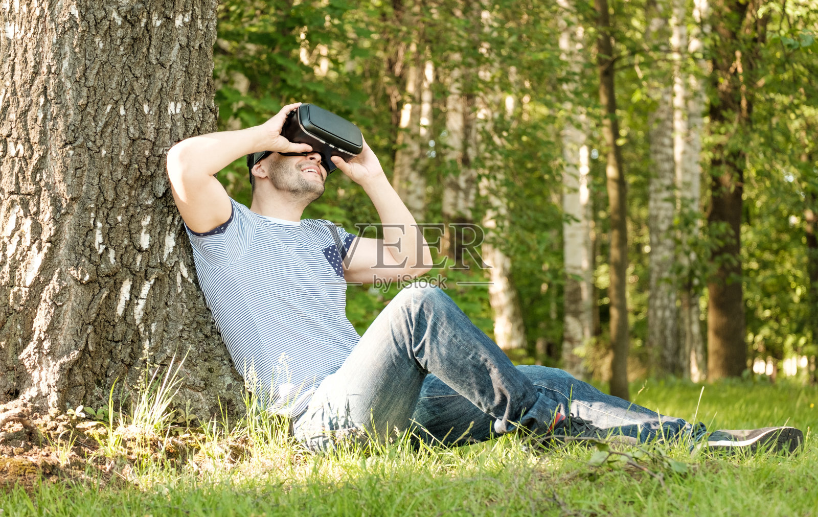 公园里戴着虚拟现实头盔的男子照片摄影图片