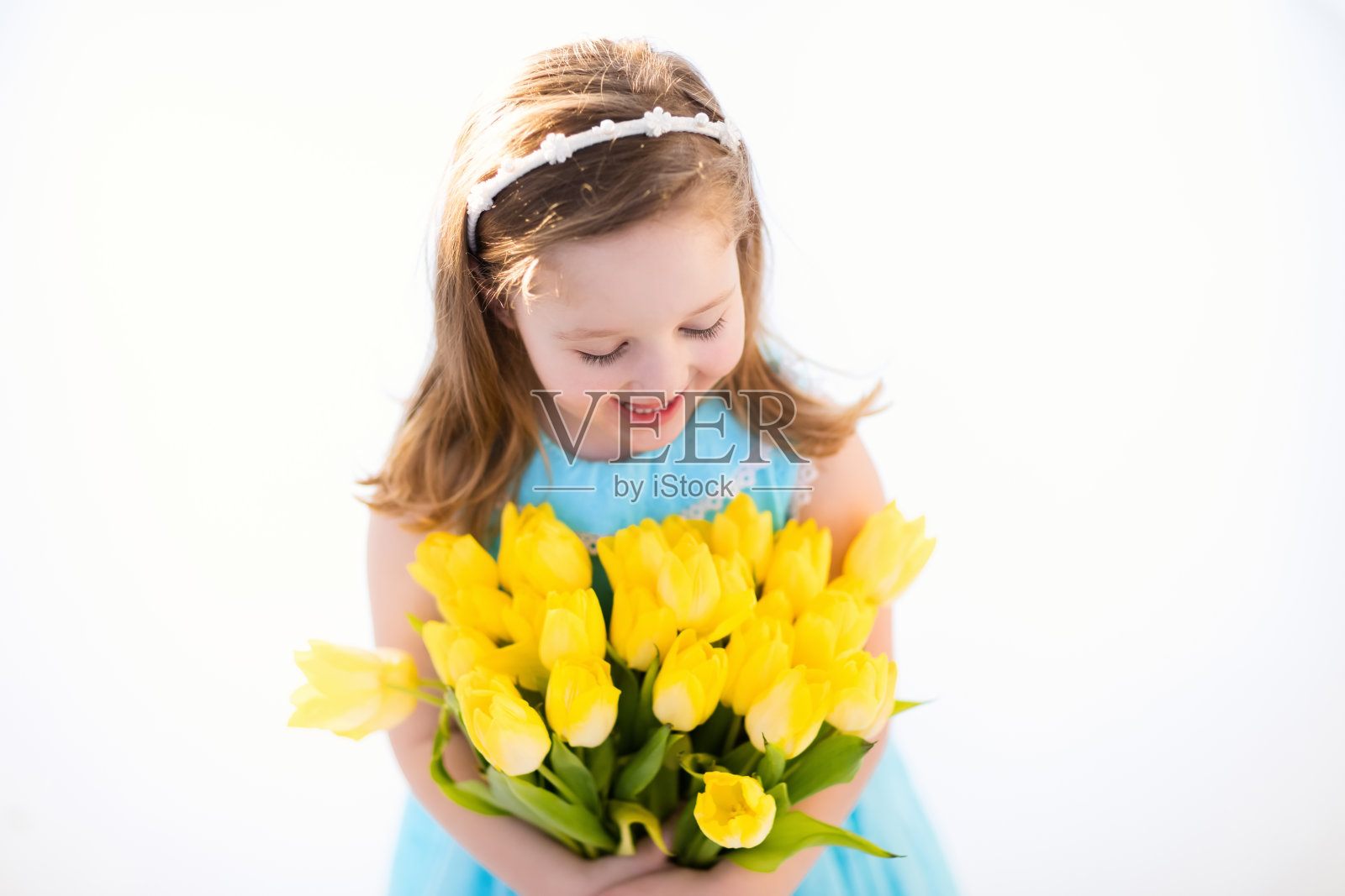 小女孩拿着郁金香花捧花照片摄影图片