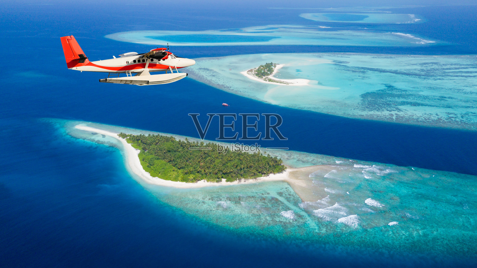 海上飞机在马尔代夫群岛上空飞行照片摄影图片
