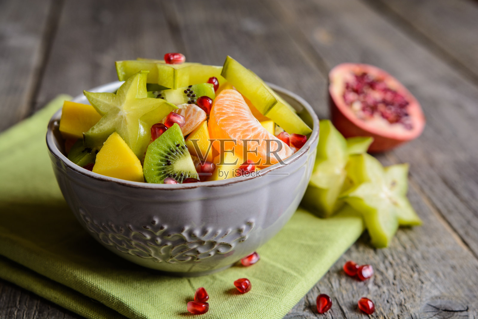 水果沙拉，猕猴桃，芒果，柑橘，杨桃和石榴照片摄影图片