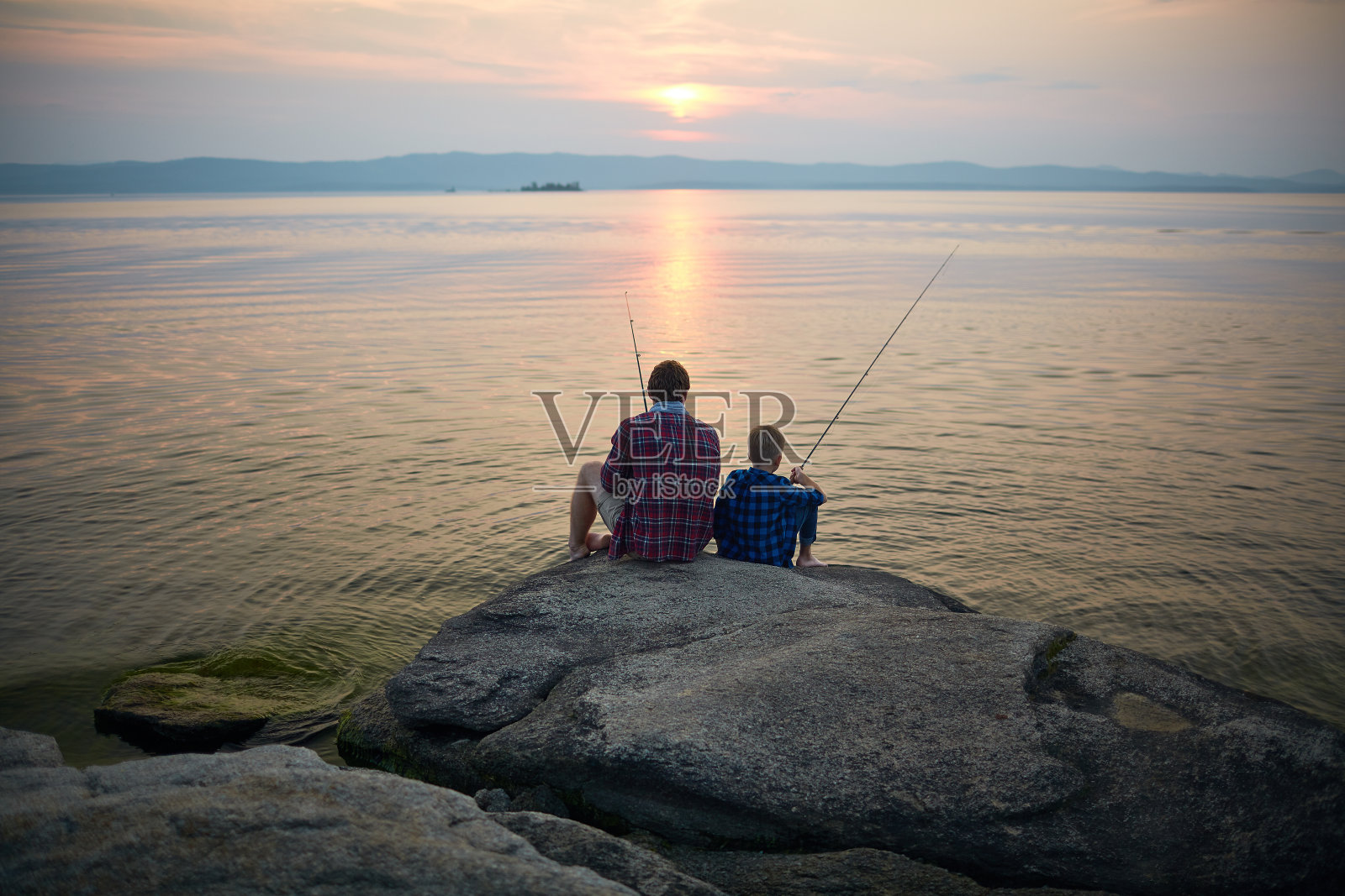 钓鱼在日落照片摄影图片
