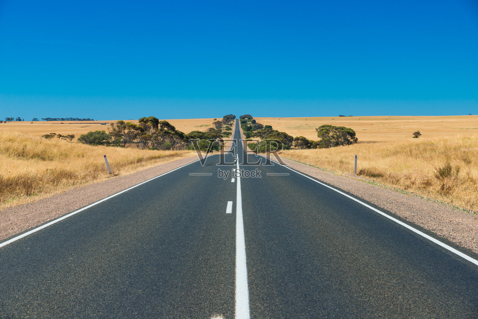 澳大利亚内陆农村的直线高速公路照片摄影图片