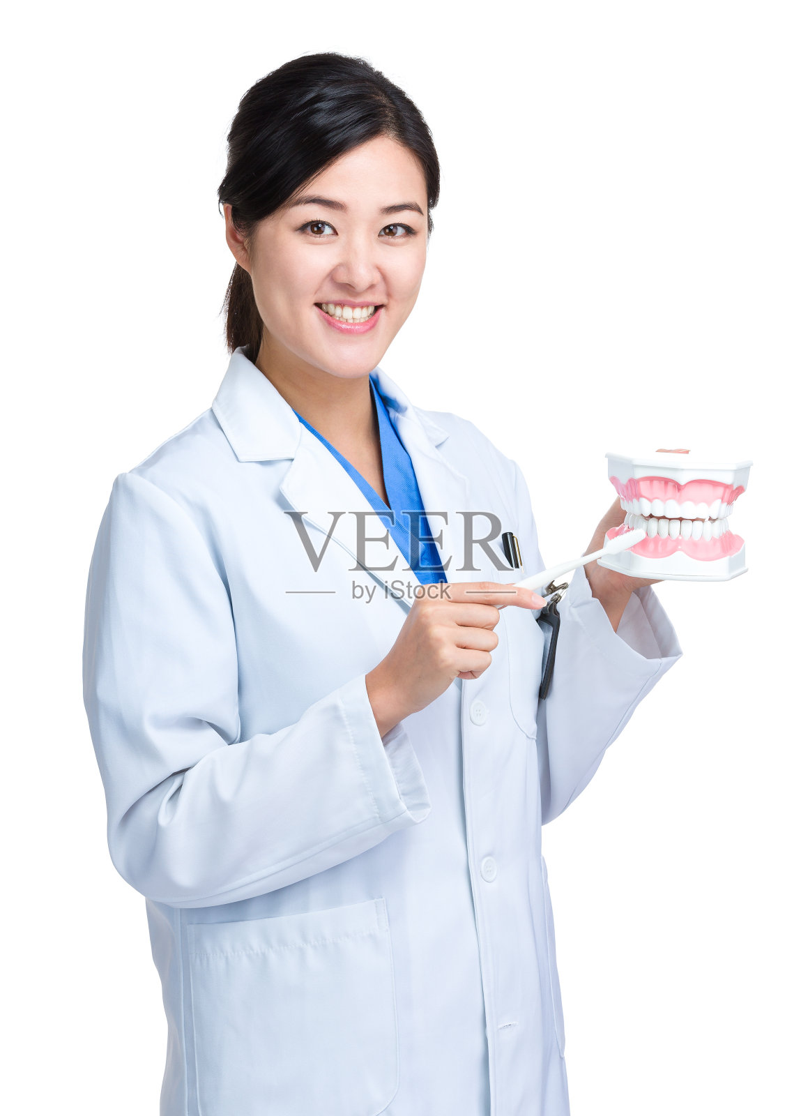 一个女牙医拿着假牙的肖像照片摄影图片