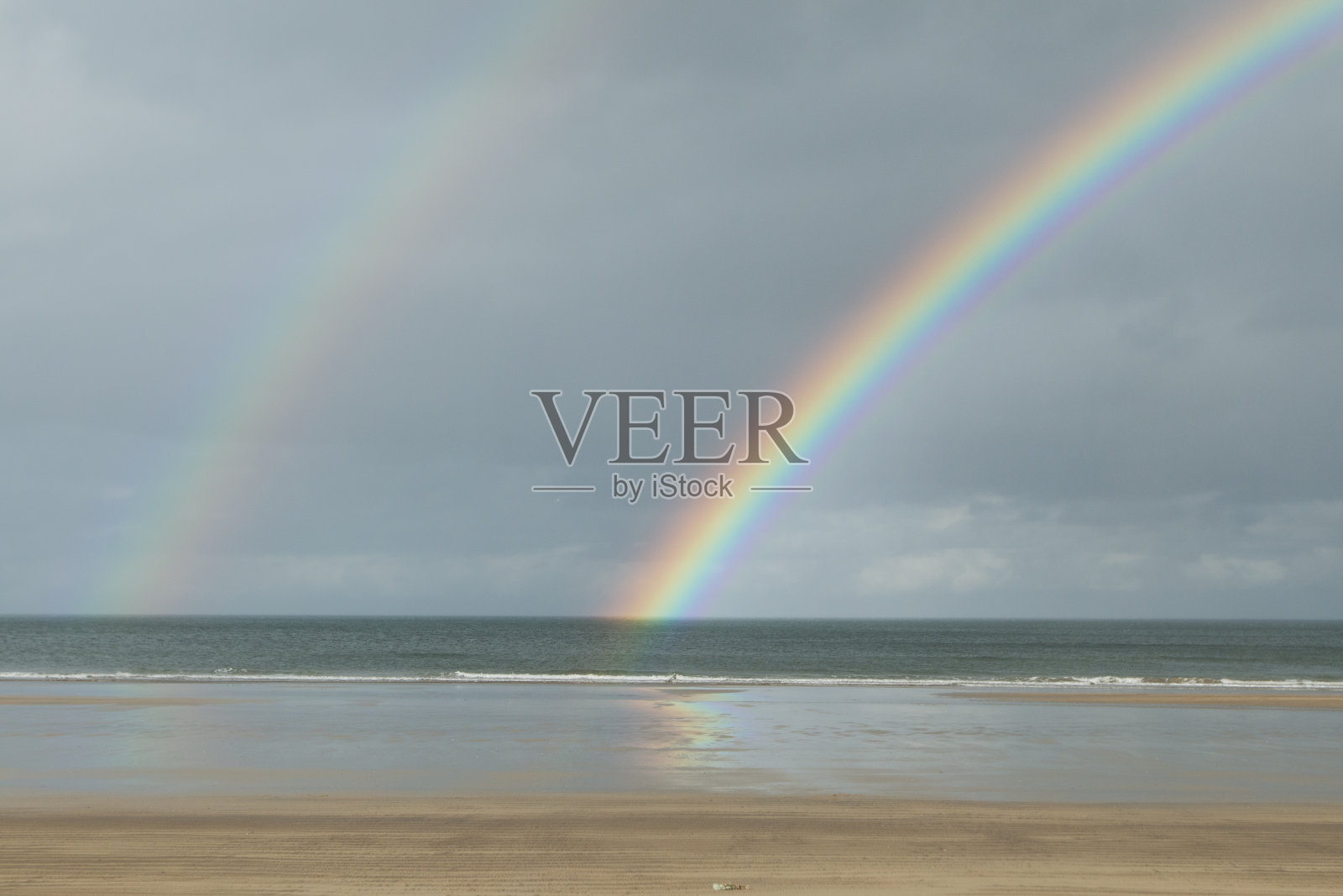 北爱尔兰贝纳海滩的双彩虹。照片摄影图片