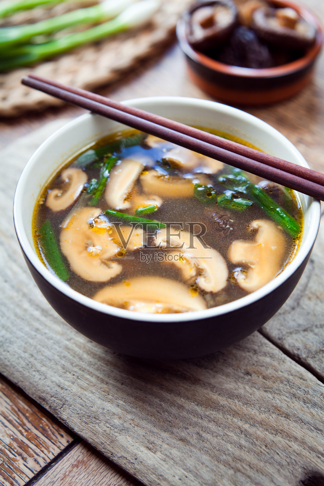 香菇亚洲汤。照片摄影图片