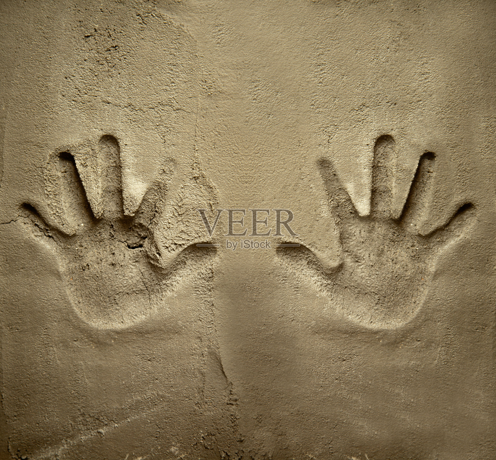 双手印在水泥砂浆墙上照片摄影图片