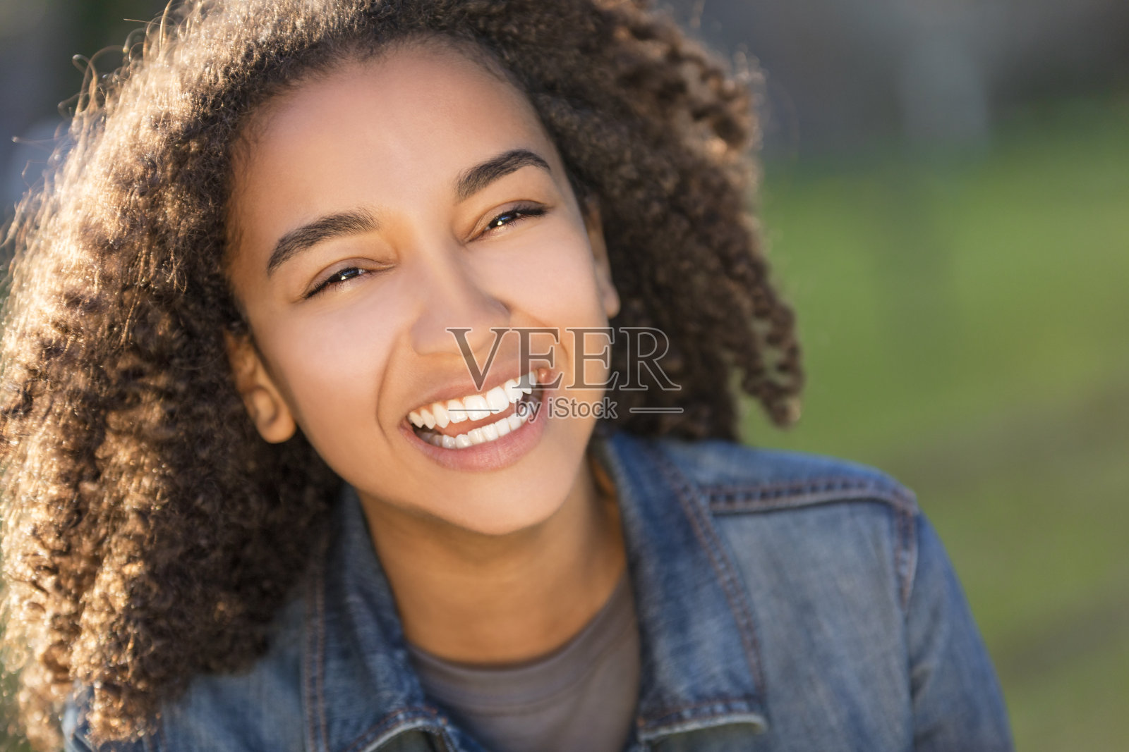 混血儿非洲裔美国少女与完美的牙齿照片摄影图片