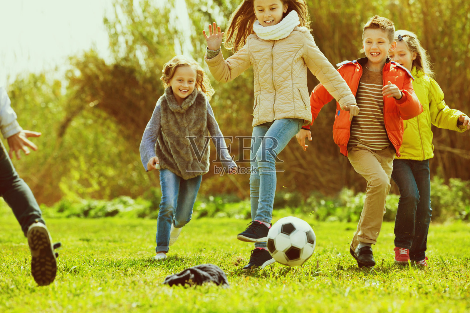 快乐的孩子们在户外踢足球照片摄影图片