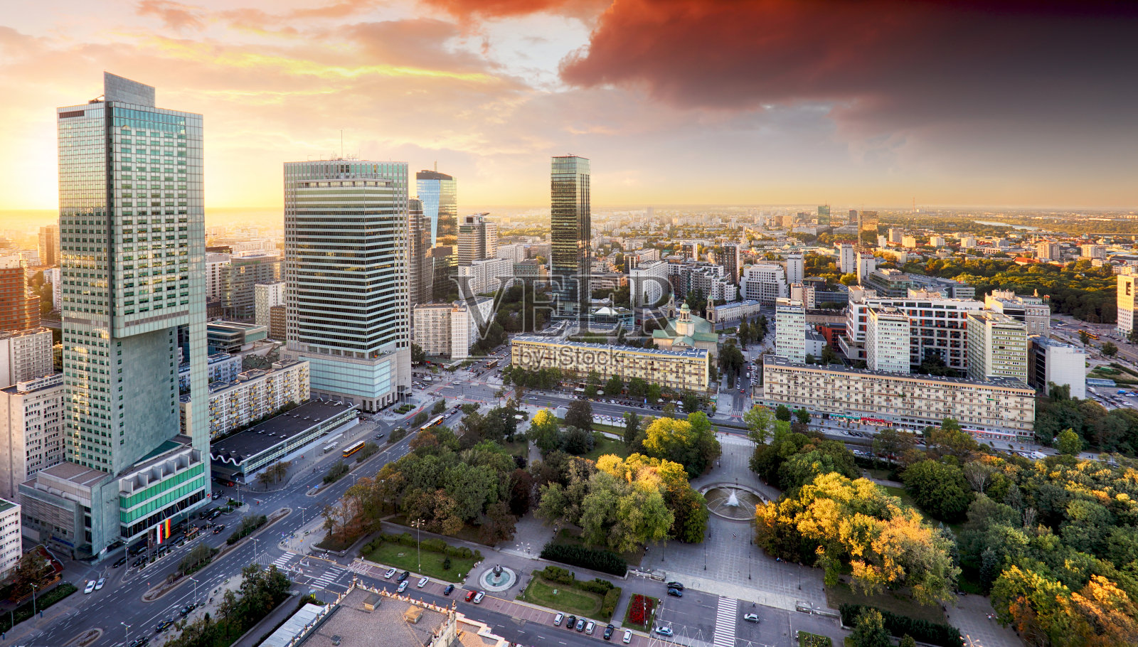 日落时分，波兰华沙拥有现代化摩天大楼照片摄影图片