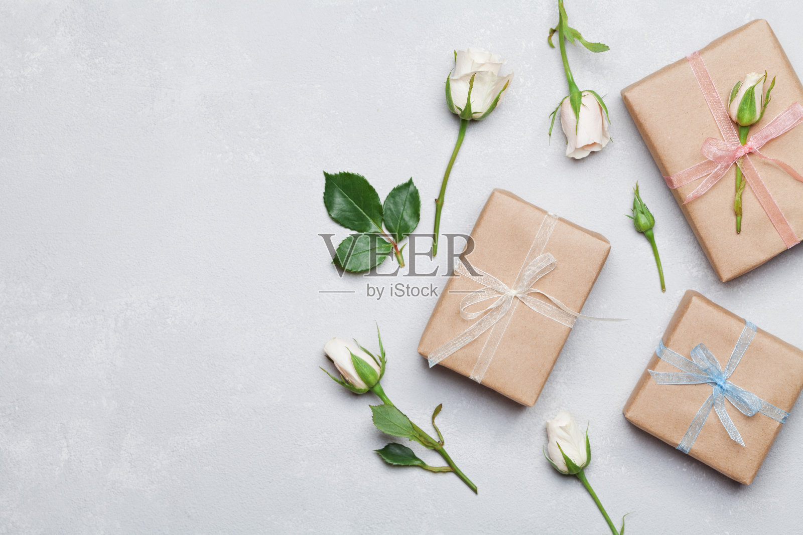 礼物或礼物装饰玫瑰花。节日的概念。平的。照片摄影图片