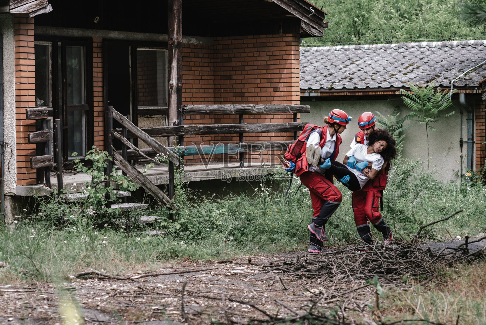 自然灾害后救援队正在抢救一名受害者照片摄影图片