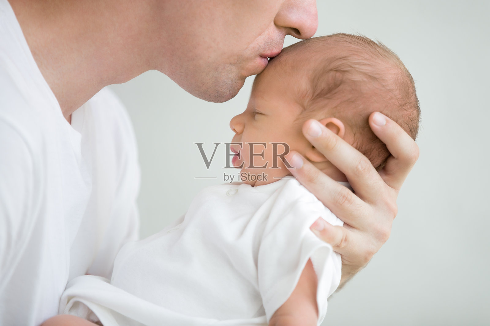 男人亲吻婴儿的肖像照片摄影图片