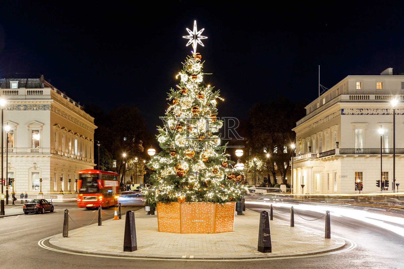 2016年伦敦滑铁卢广场上的圣诞树照片摄影图片