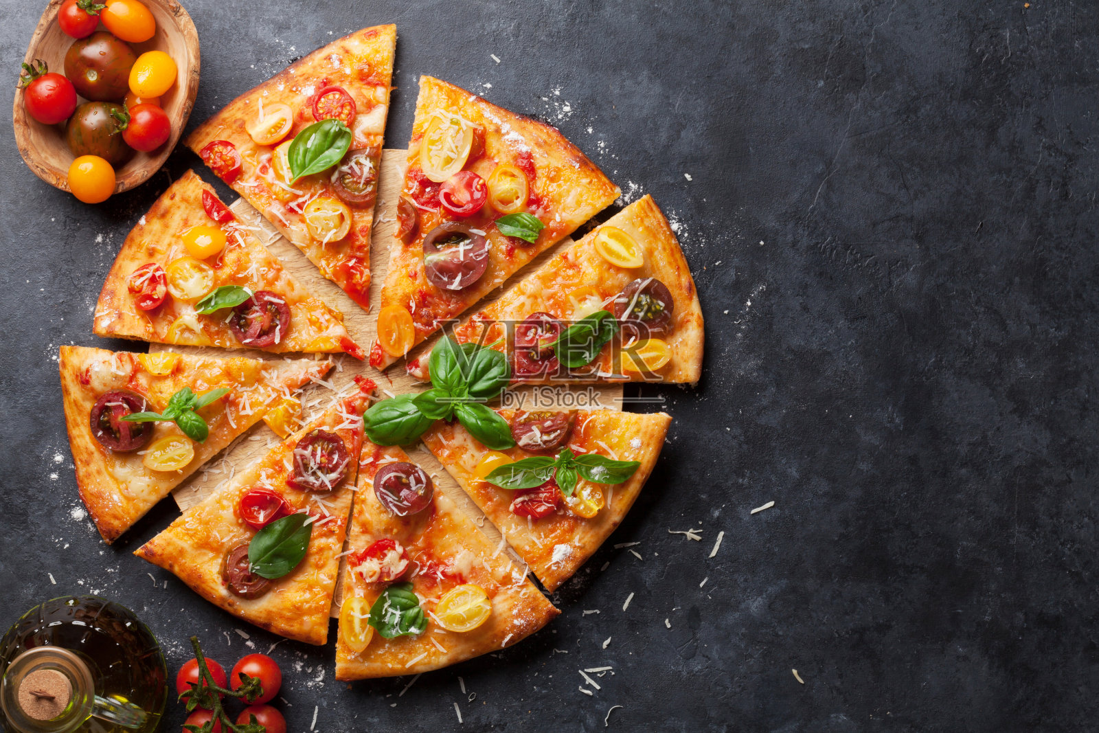 西红柿，马苏里拉奶酪和罗勒的披萨照片摄影图片