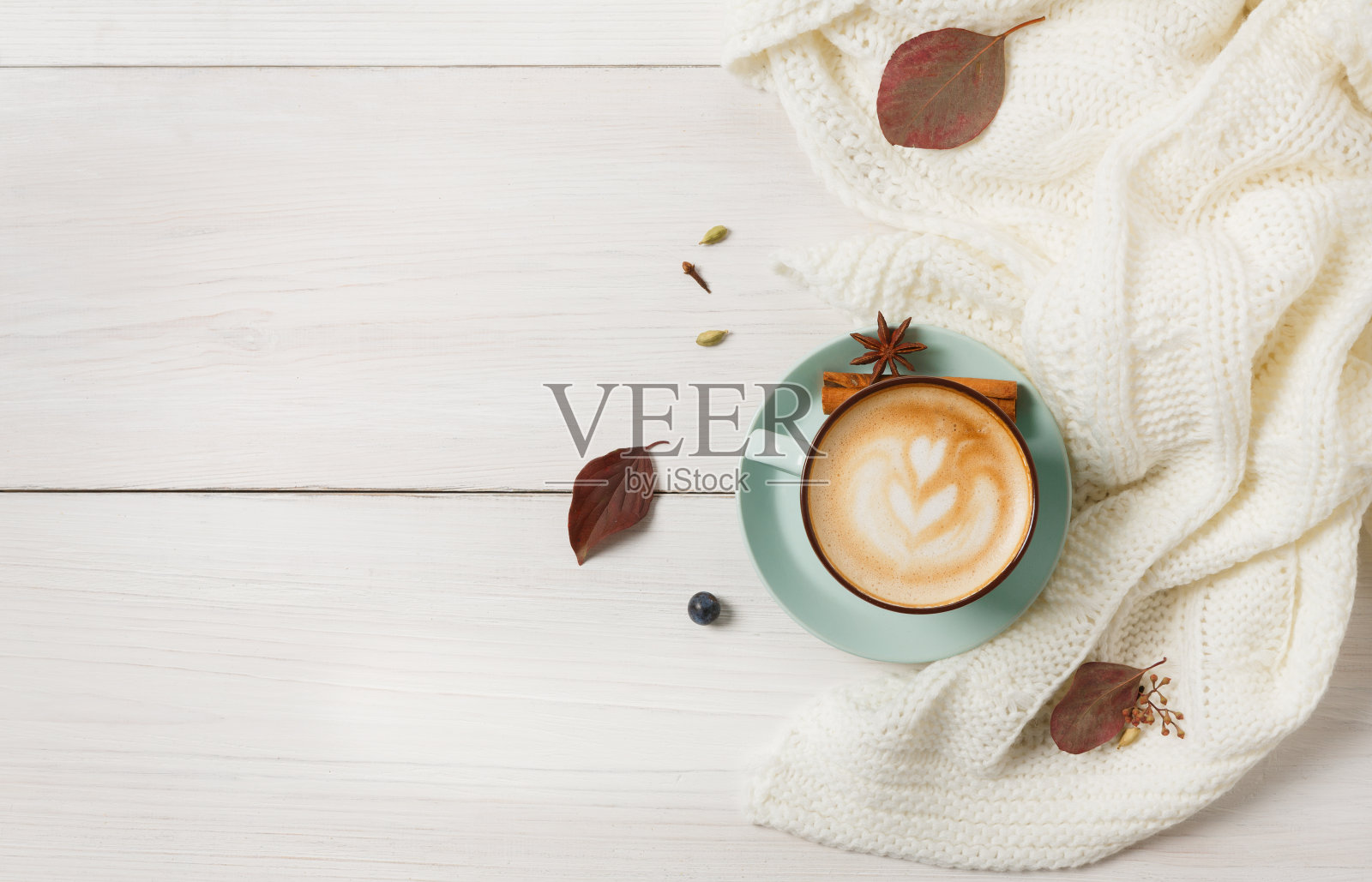 秋季卡布奇诺咖啡杯上的白木背景照片摄影图片